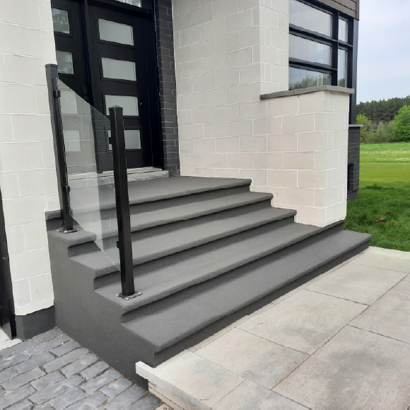 Balcon en béton rénové avec un crépi acrylique beige pour une finition élégante et durable.