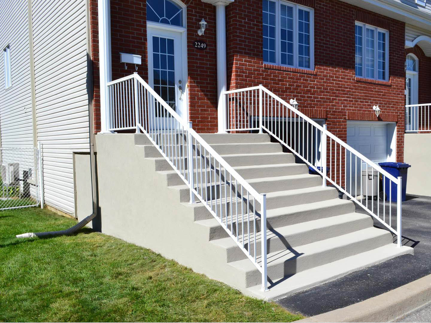 Balcon en béton recouvert de crépi acrylique gris pour une protection et un esthétisme optimal.