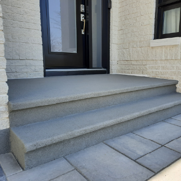 Revêtement de balcon en béton avec crépi acrylique antidérapant et résistant aux intempéries.