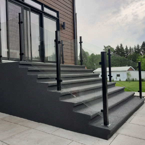 Balcon extérieur rénové avec un crépi acrylique durable et facile à entretenir.
