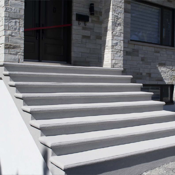 Réparation et finition d’un balcon en béton abîmé avec un crépi acrylique protecteur.