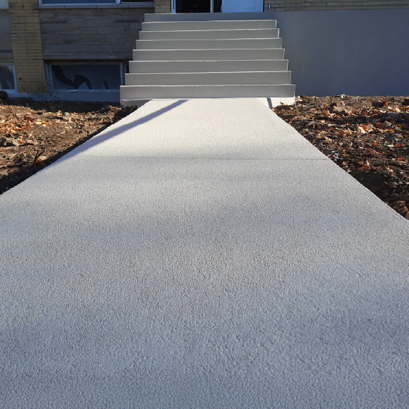 Réparation d'allée en béton endommagée avec crépi acrylique de haute qualité