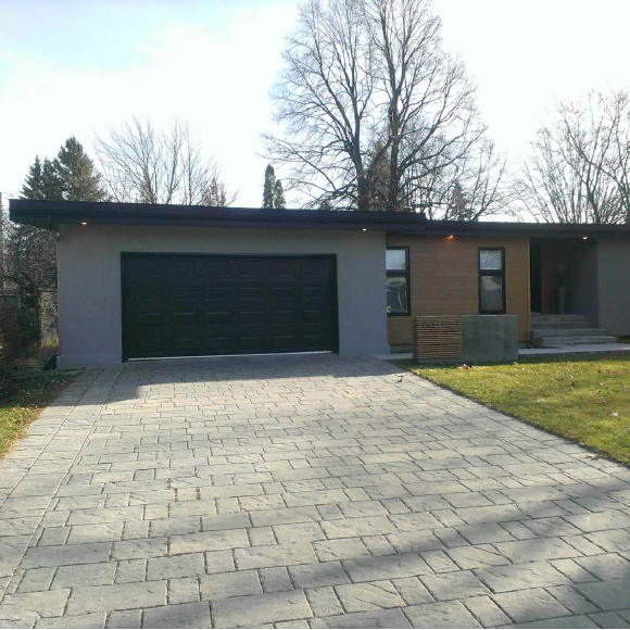 Mur de garage avec revêtement extérieur en enduit acrylique