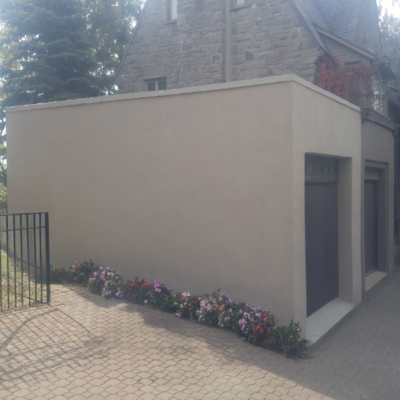 Réparation mur extérieur de garage pour une finition esthétique et durable