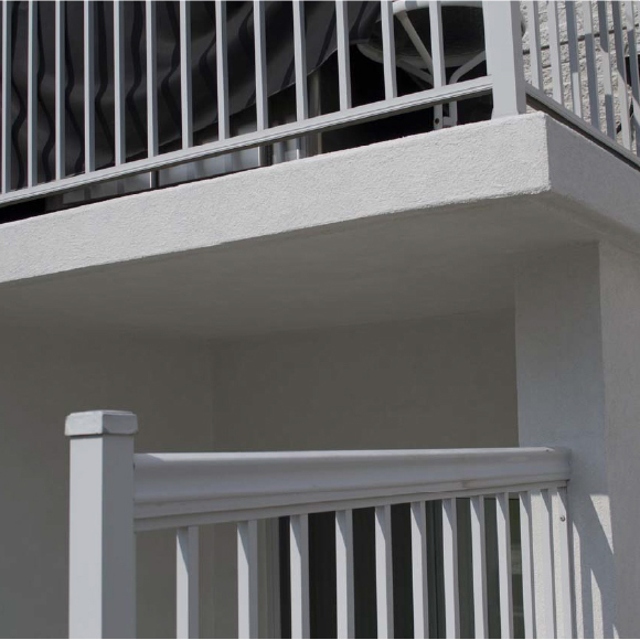 Découvrez nos réalisations de crépi acrylique sur plafonds extérieurs en béton.