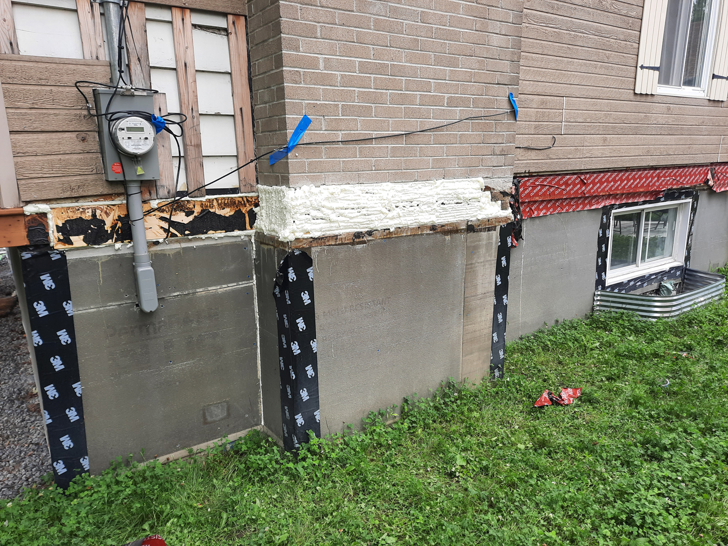 Réparation d’un contour de piscine en béton avec crépi acrylique durable.
