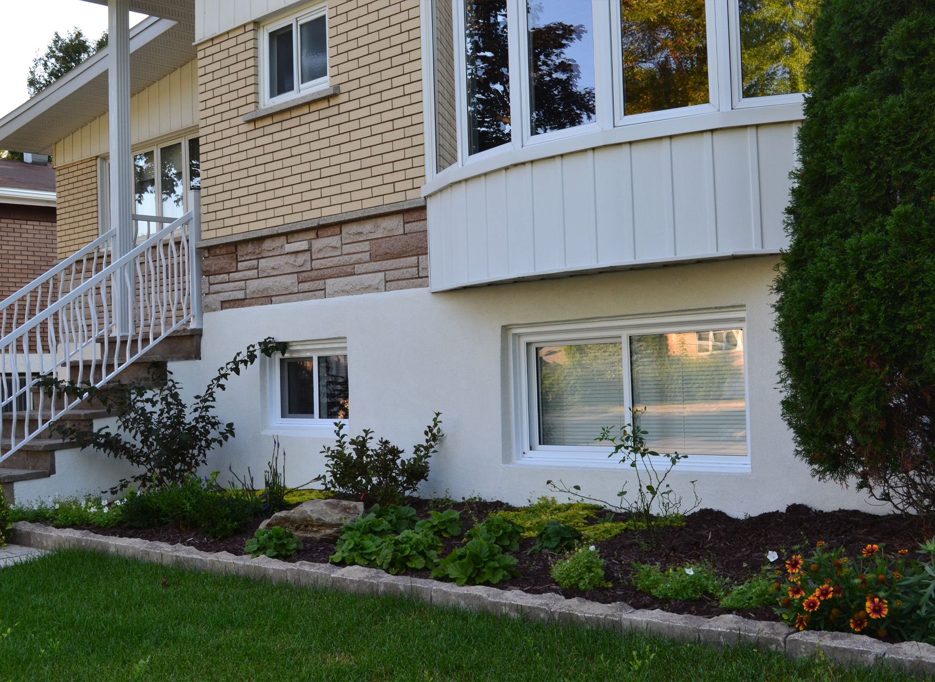 Application de crépi acrylique sur mur de stuc pour une finition esthétique et résistante