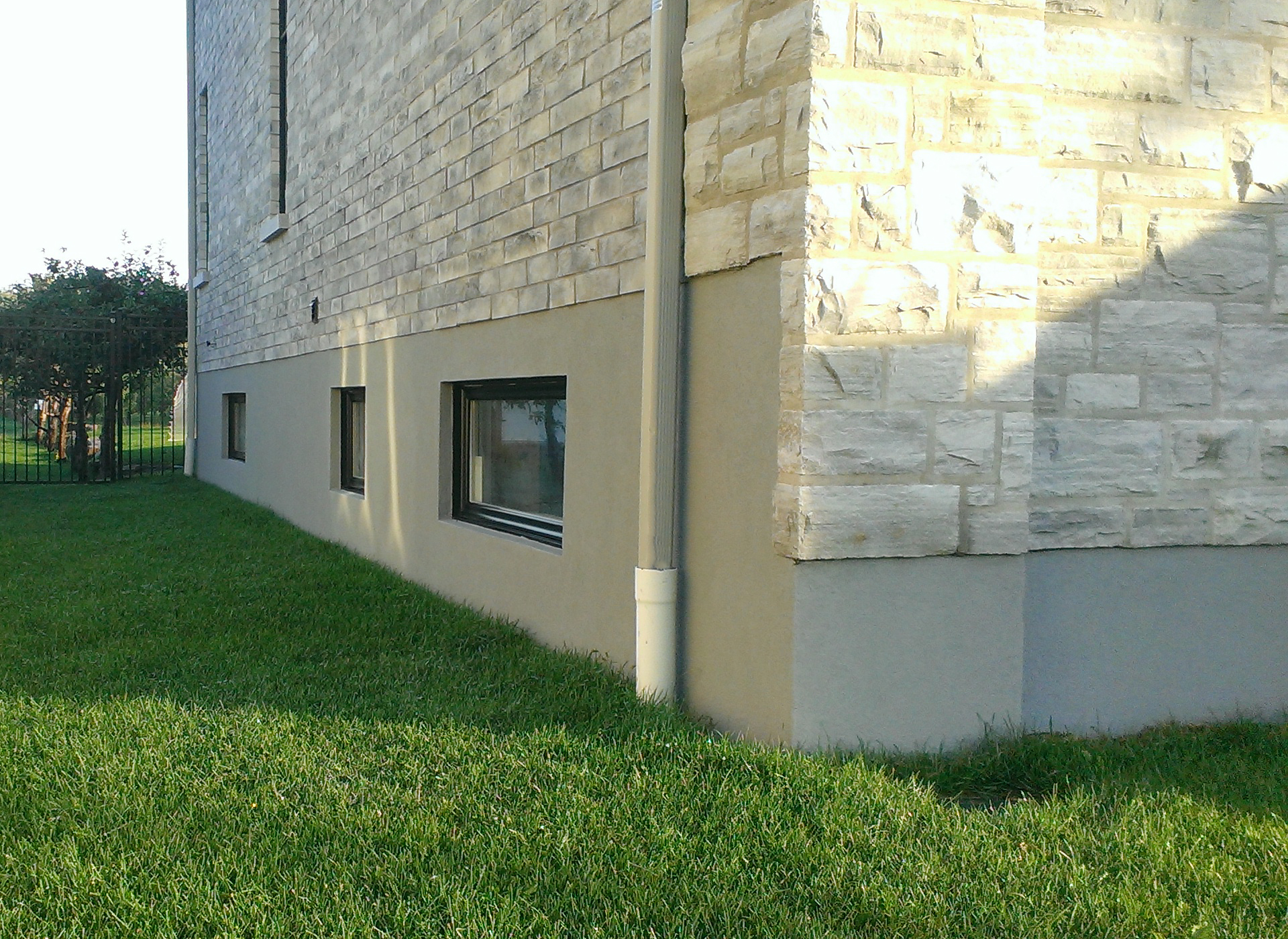 Application de crépi acrylique sur une surface en béton coulé