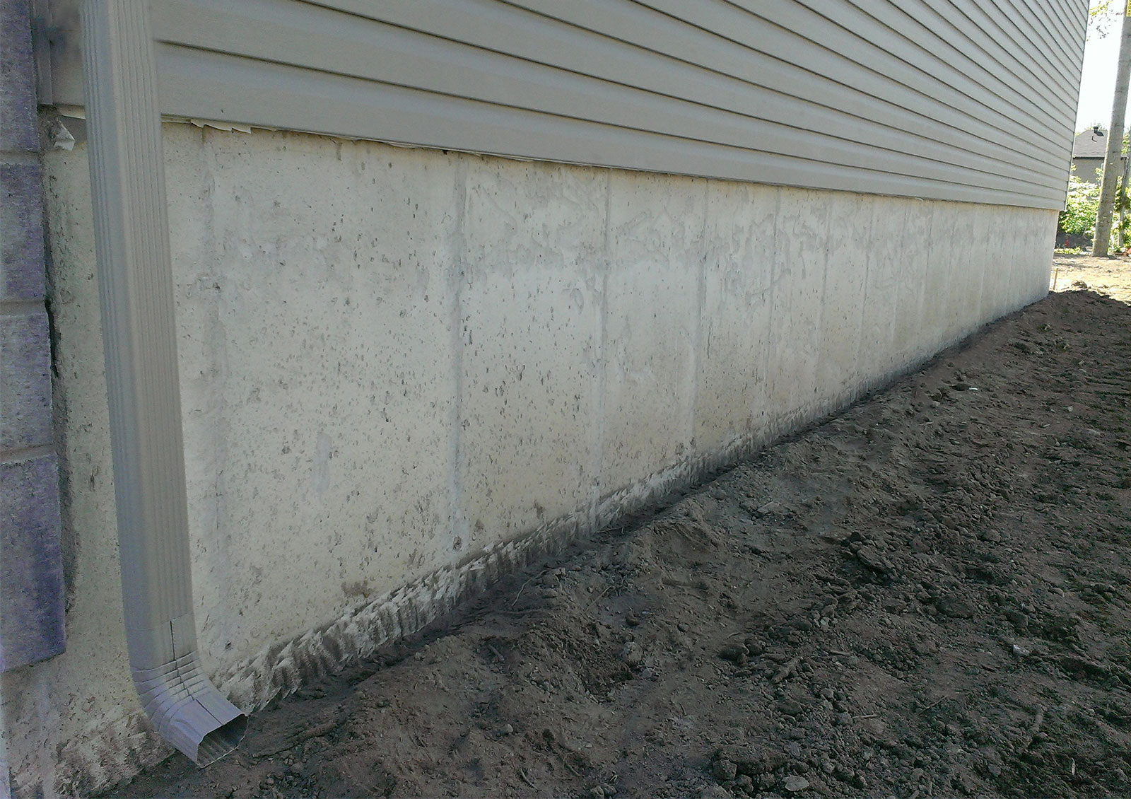 Application de crépi acrylique sur du béton coulé avant/après