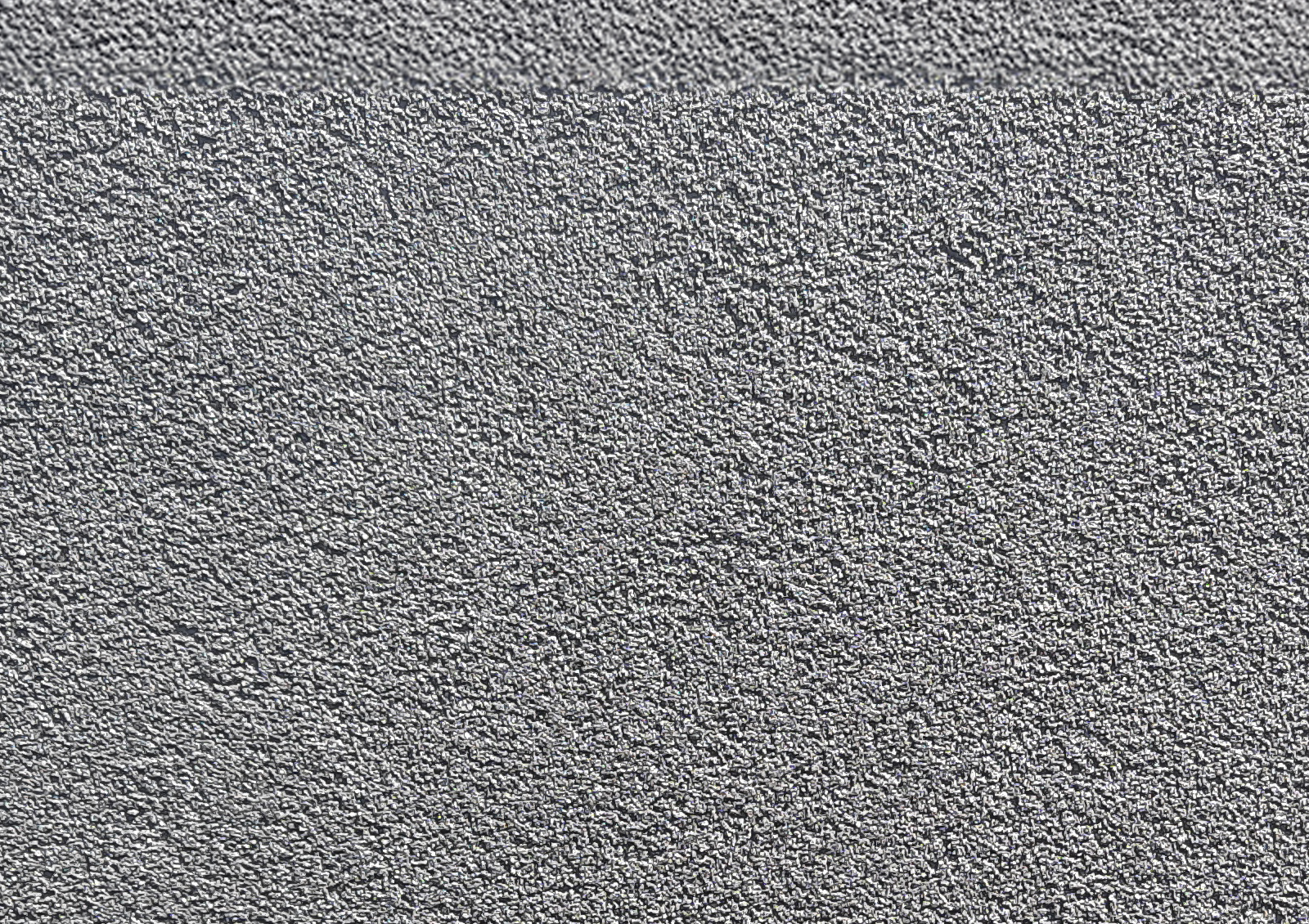 Après : Mur en agrégat après application du crépi acrylique, avec une finition texturée et moderne.
