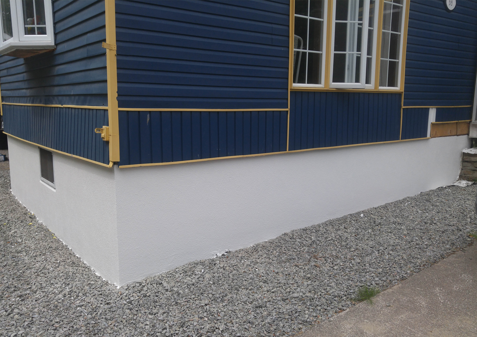 Finition acrylique sur blocs de béton avant/après