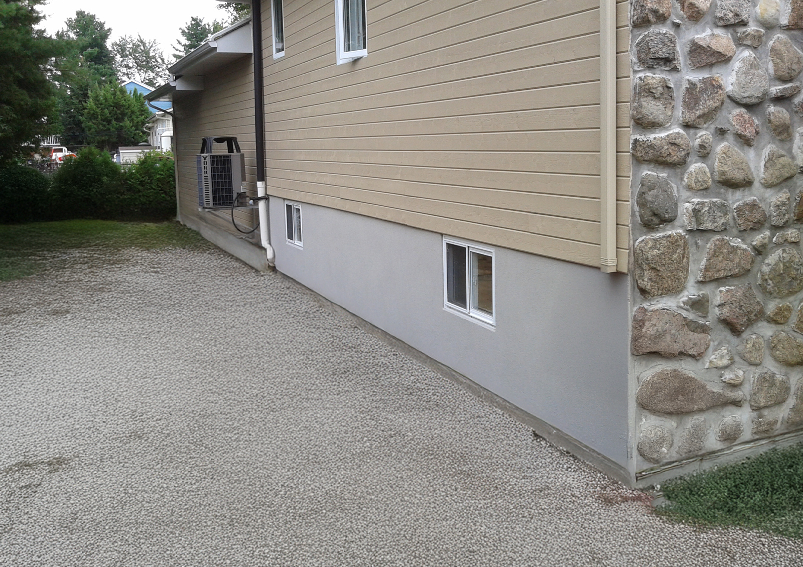 Fondation en isolant rigide après application du crépi acrylique, offrant une finition esthétique homogène et résistante aux intempéries.