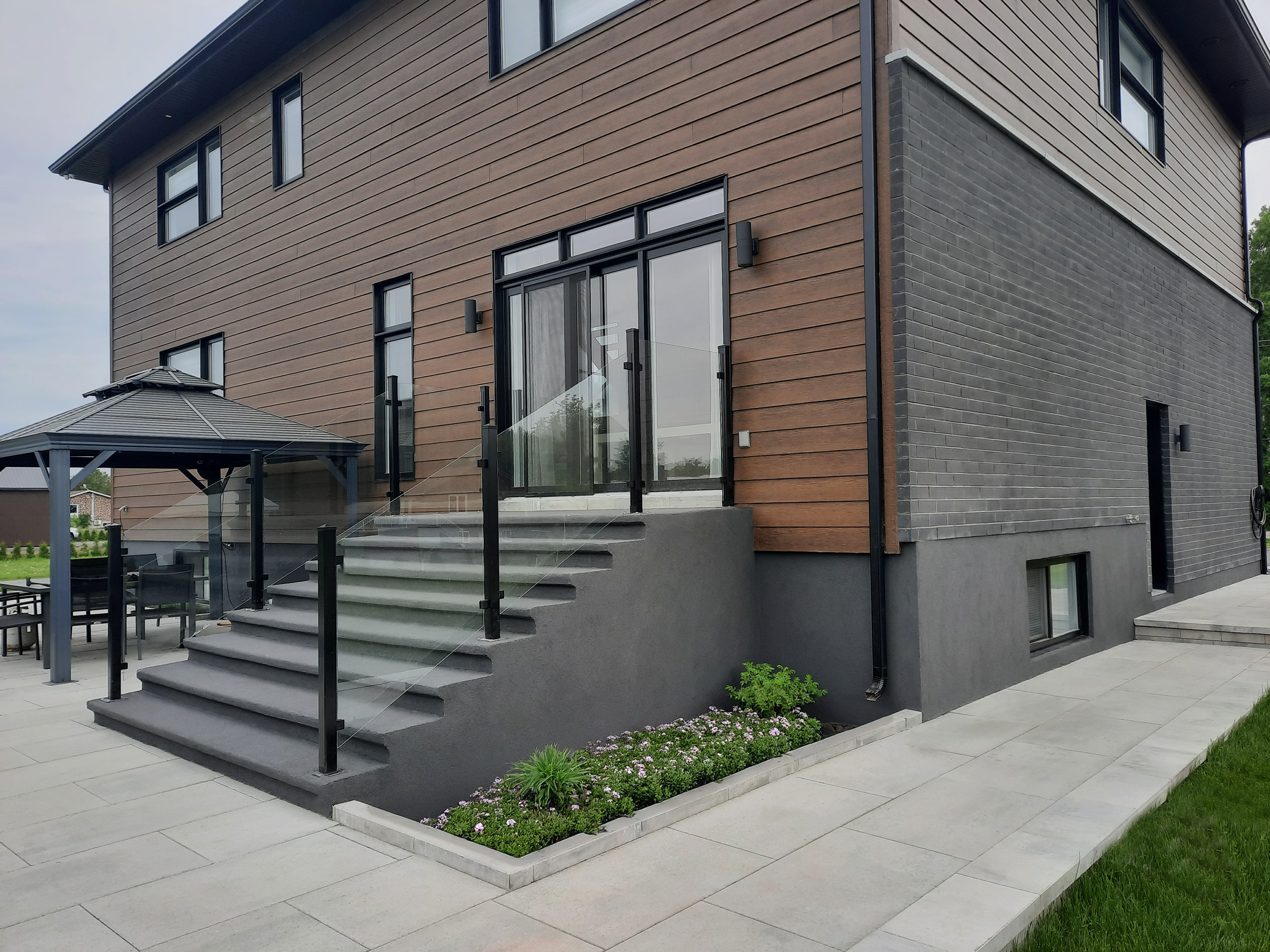 Application du crépi sur un maison