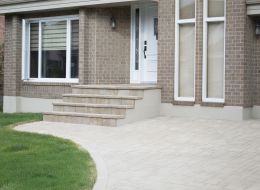 Réparation et revêtement acrylique sur dalle en béton coulé.