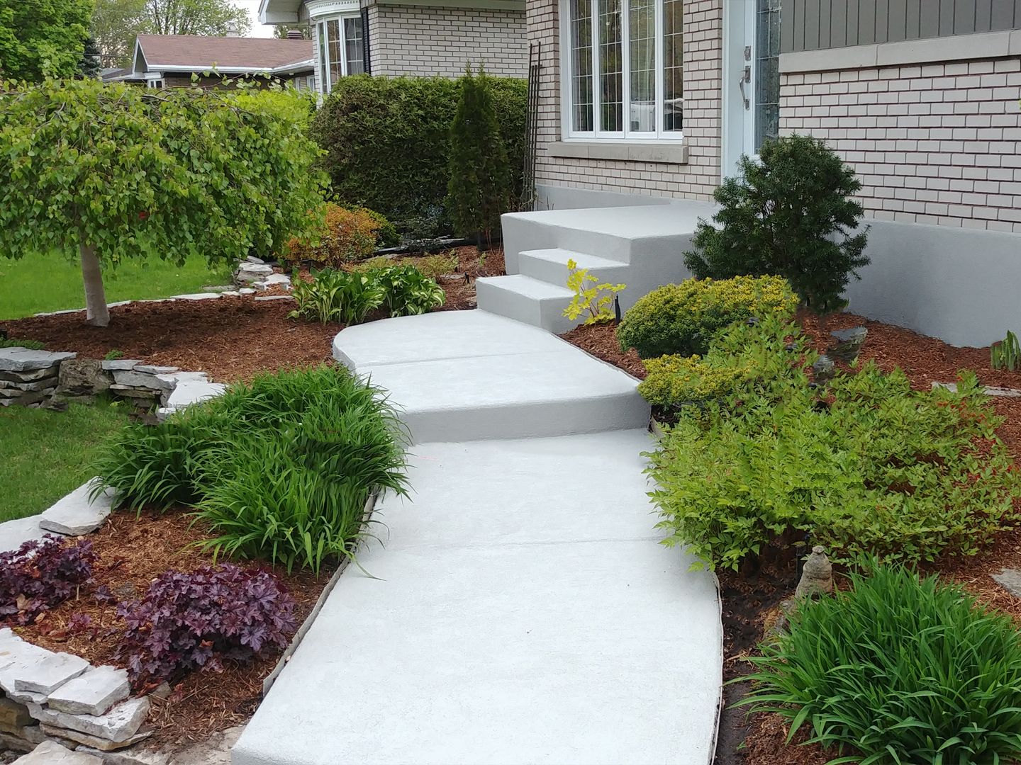 Application de crépi acrylique sur une allée pour une finition esthétique et durable