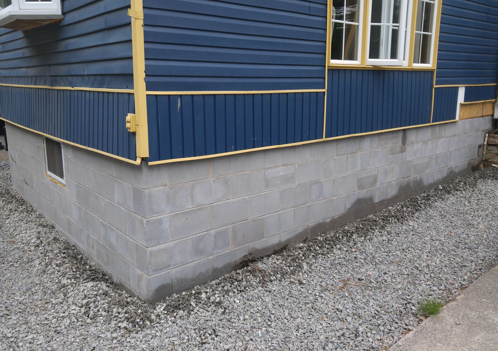 Application de crépi acrylique sur blocs de béton avant/après