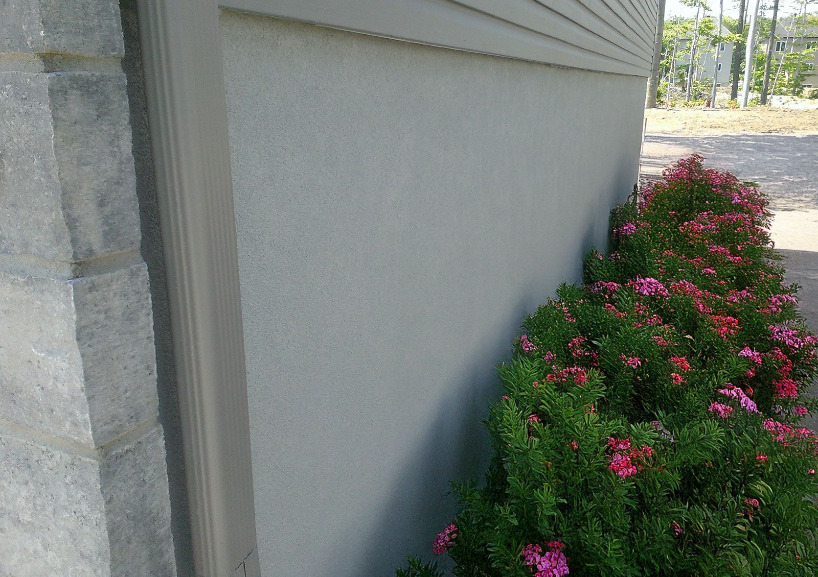 Finition de crépi acrylique sur du béton coulé avant/après