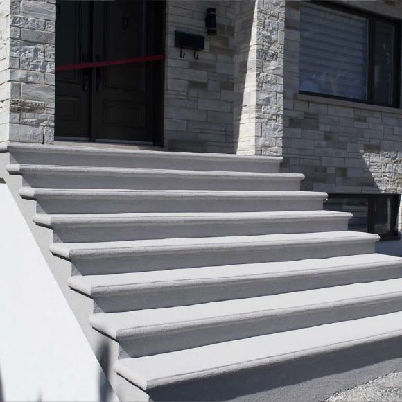 Réparation et finition d’un balcon en béton abîmé avec un crépi acrylique protecteur.