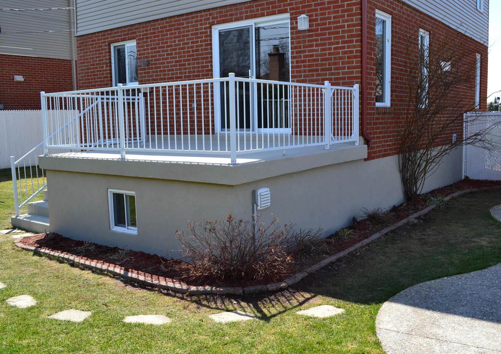 Finition de crépi acrylique sur du crépi existant avant/après