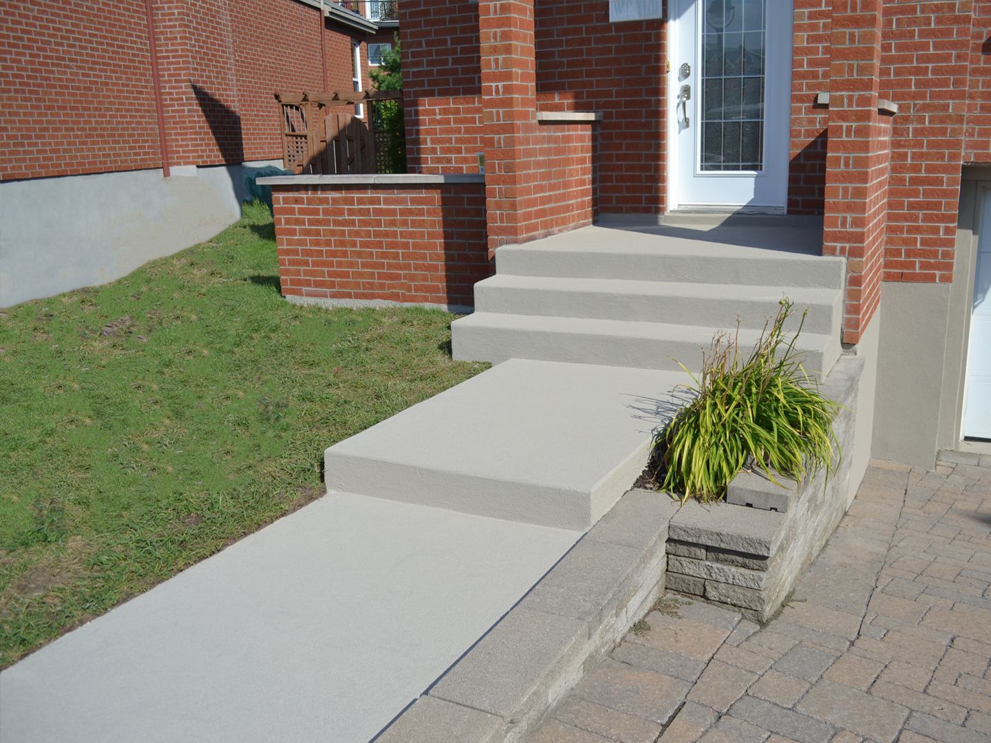 Finition extérieur pour une dalles en béton avec crépi acrylique pour une apparence élégante