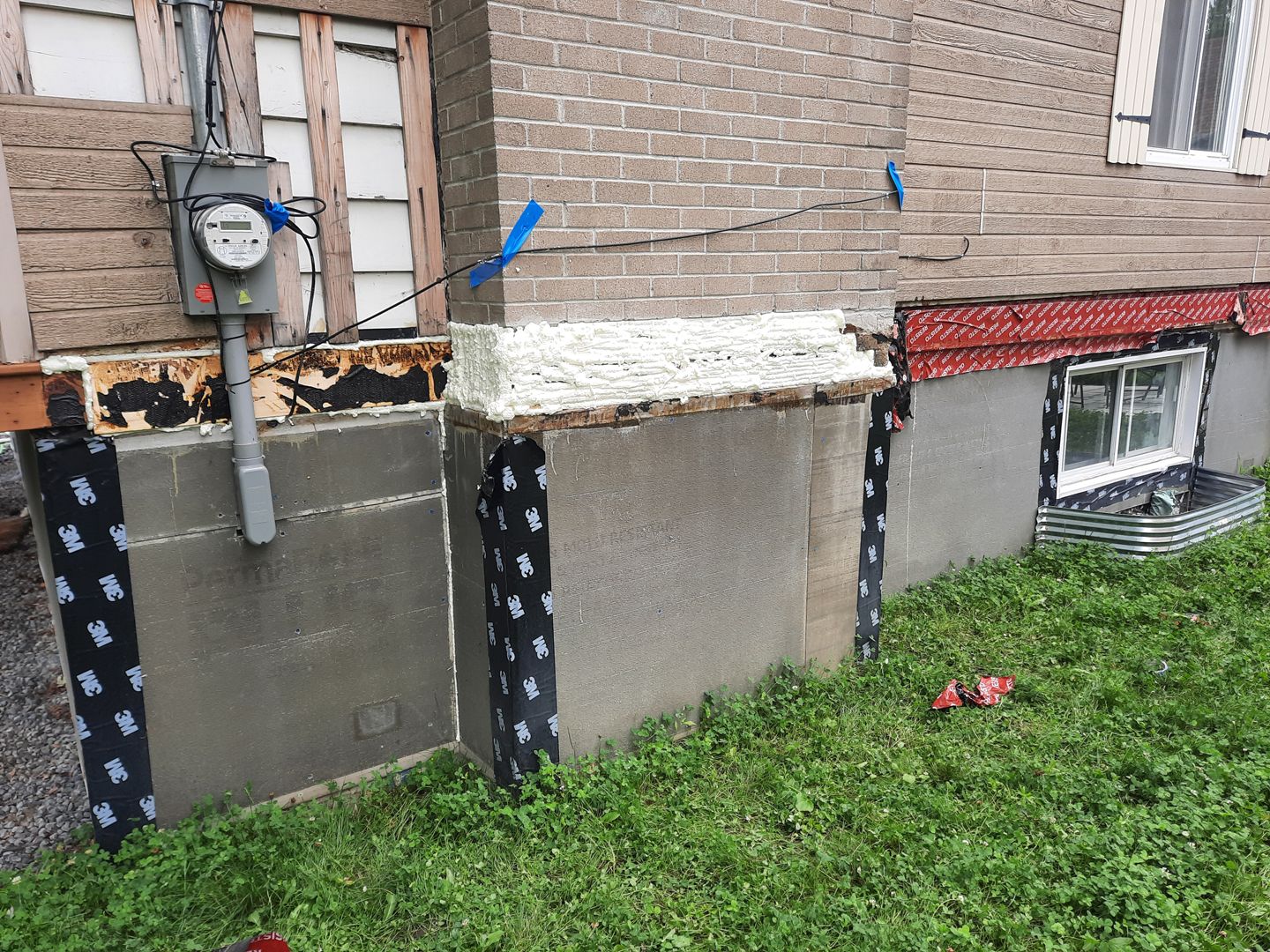 Réparation d’un contour de piscine en béton avec crépi acrylique durable.