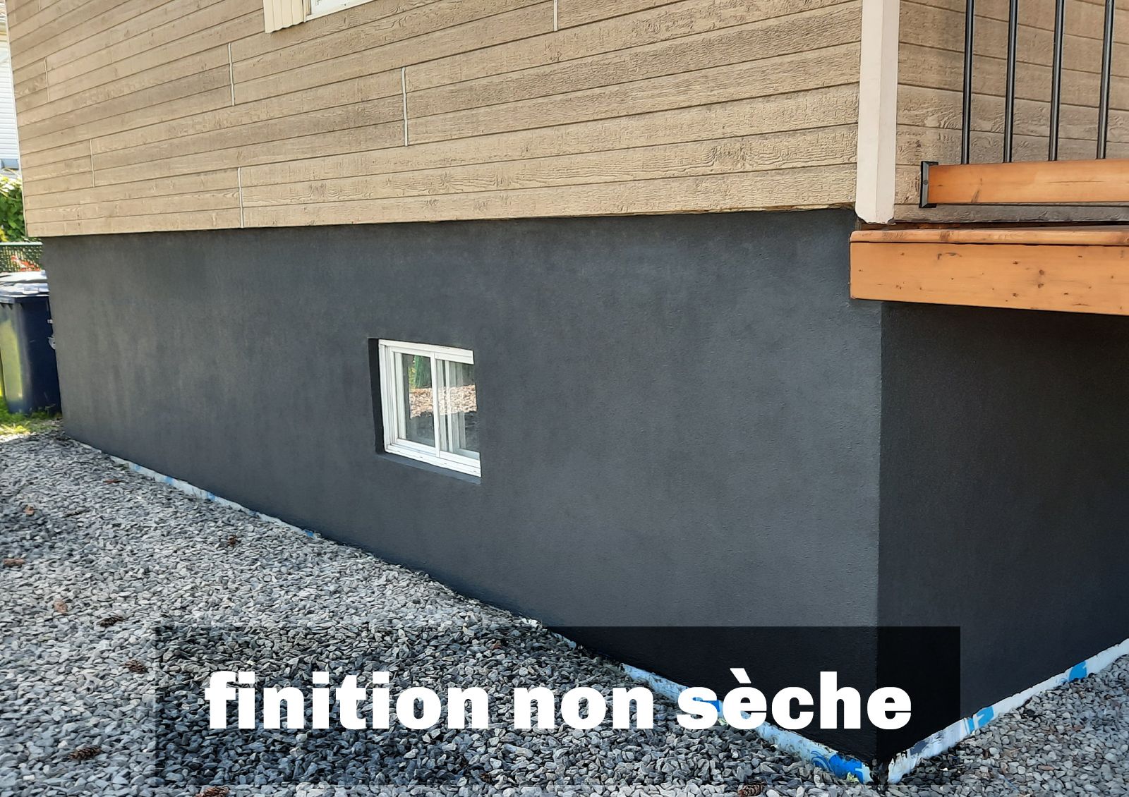 Avant-après de l'application du crépi acrylique sur surface en fibrociment, montrant une finition homogène et professionnelle.