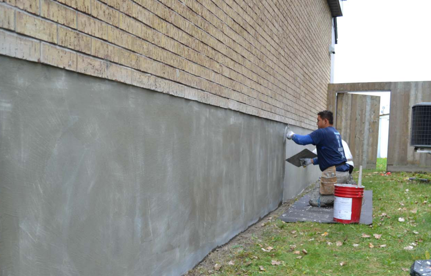 Préparation et application de la finition acrylique sur toute la surface.