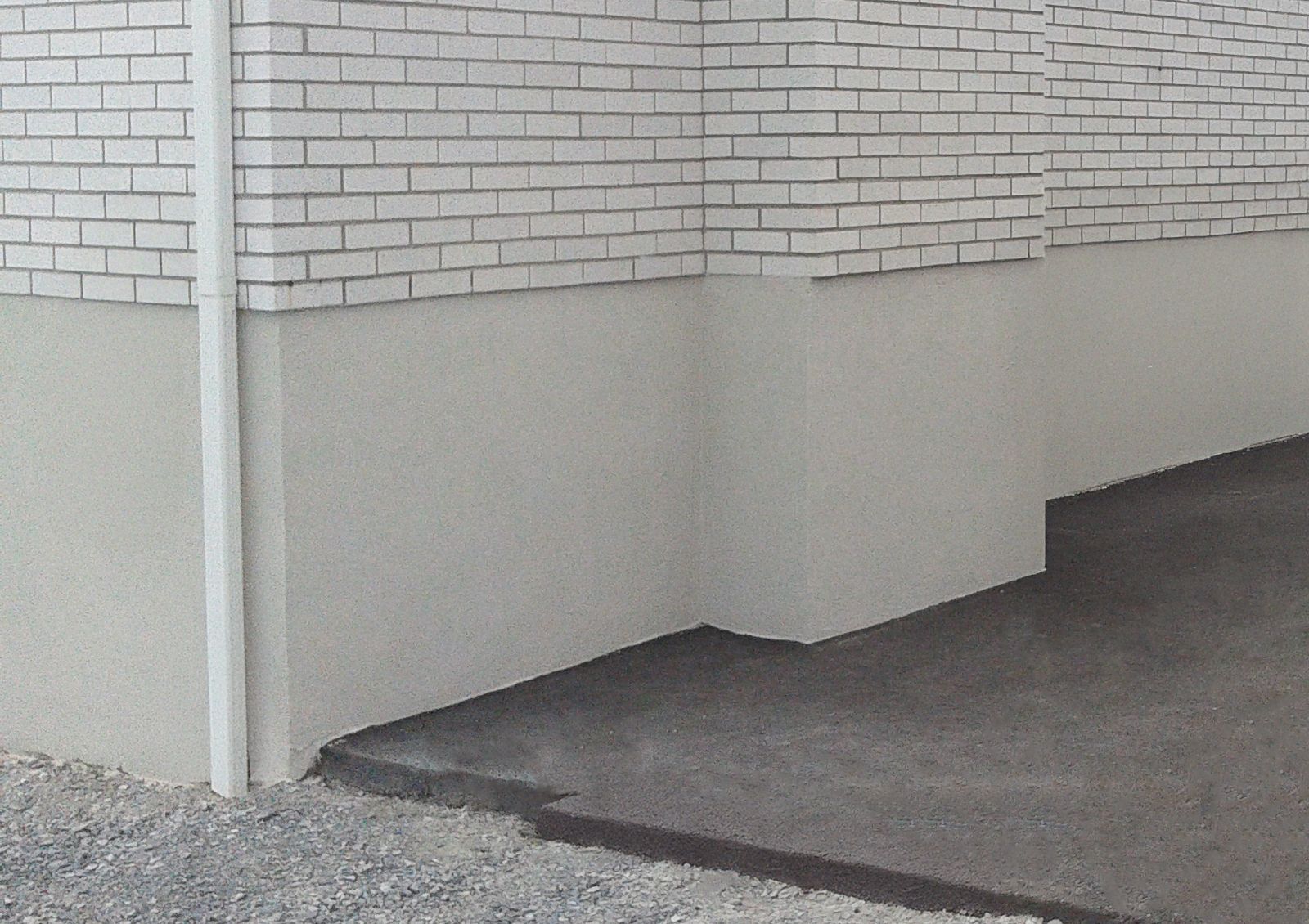 Avant-après l'application du crépi acrylique sur surface en stuc, montrant une finition homogène et professionnelle.