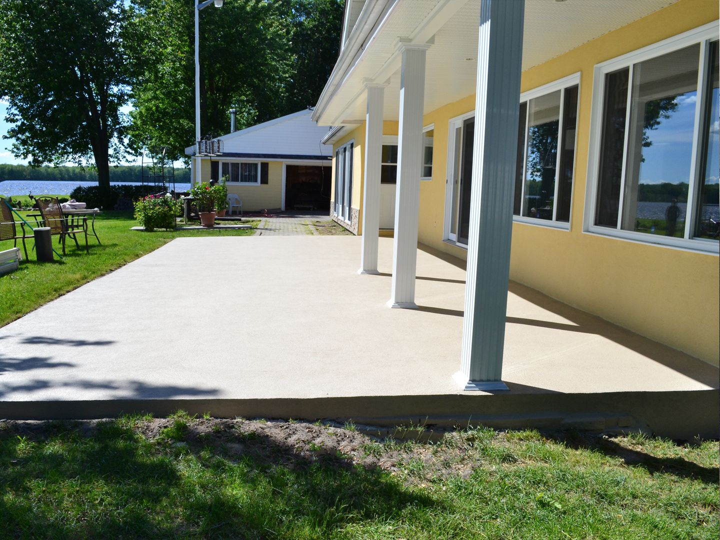 Réparation et finition de terrasses extérieures en béton avec crépi acrylique