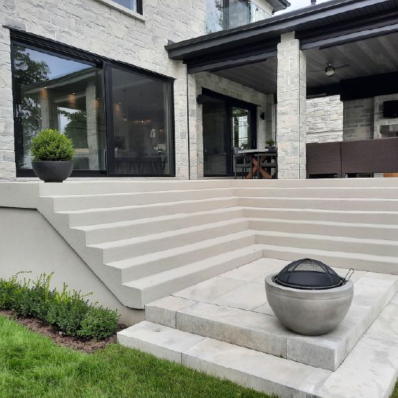 Rénovation complète d’un balcon en béton avec application de crépi acrylique moderne et résistant.