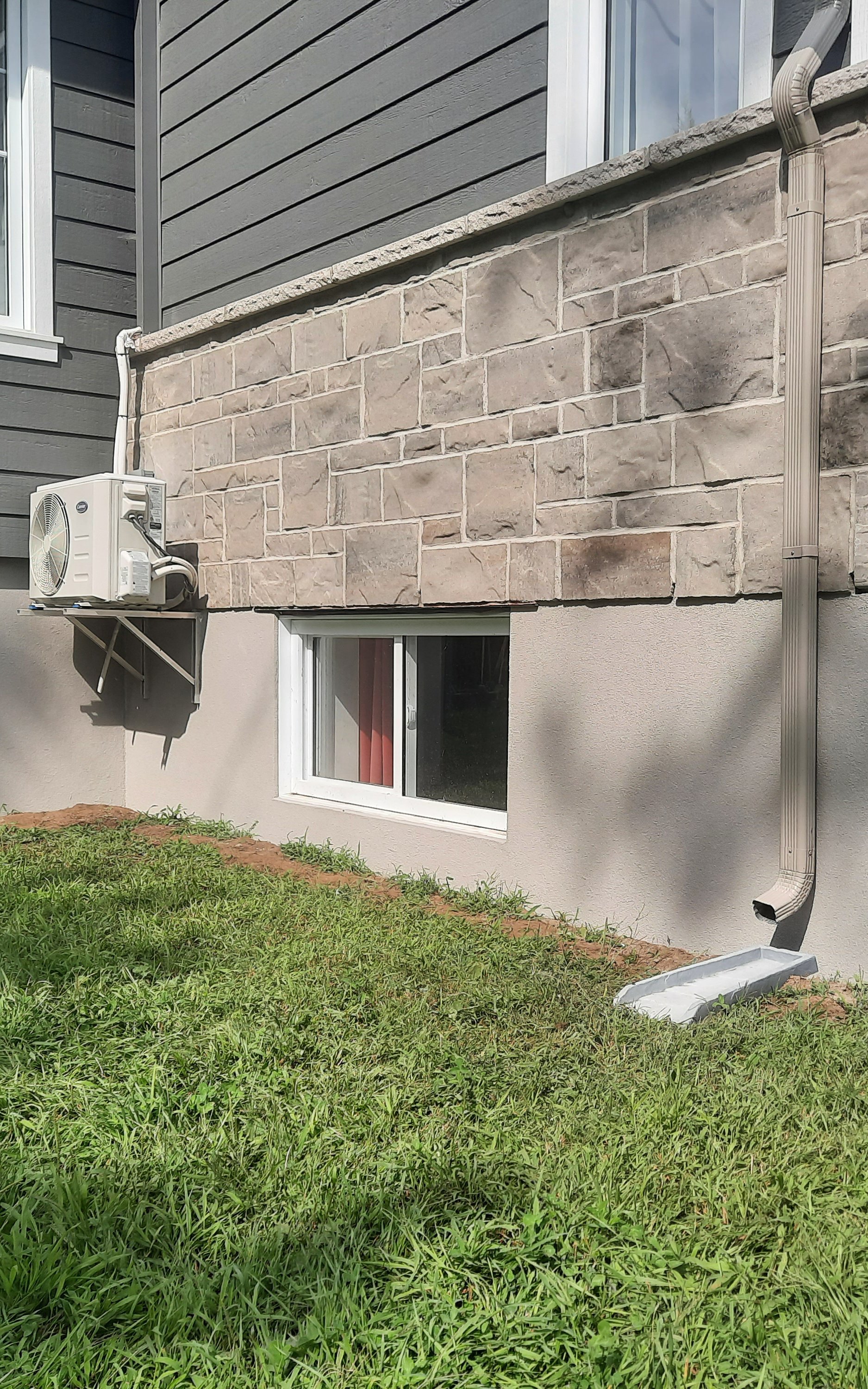 Rénovation d’une allée en béton avec un revêtement en crépi acrylique à Terrebonne.