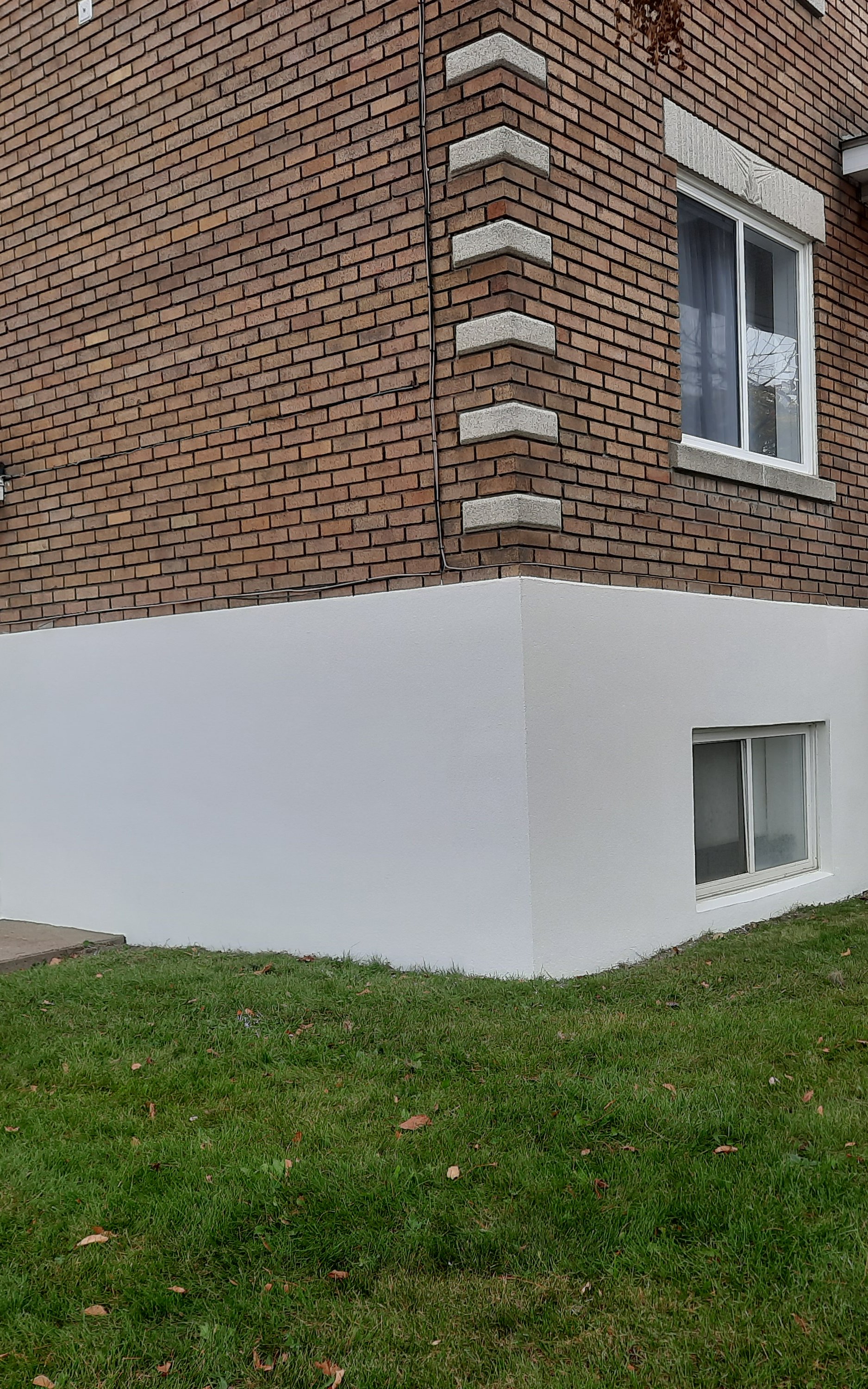Façade de maison avec crépi acrylique moderne à Lourdes-de-Joliette.
