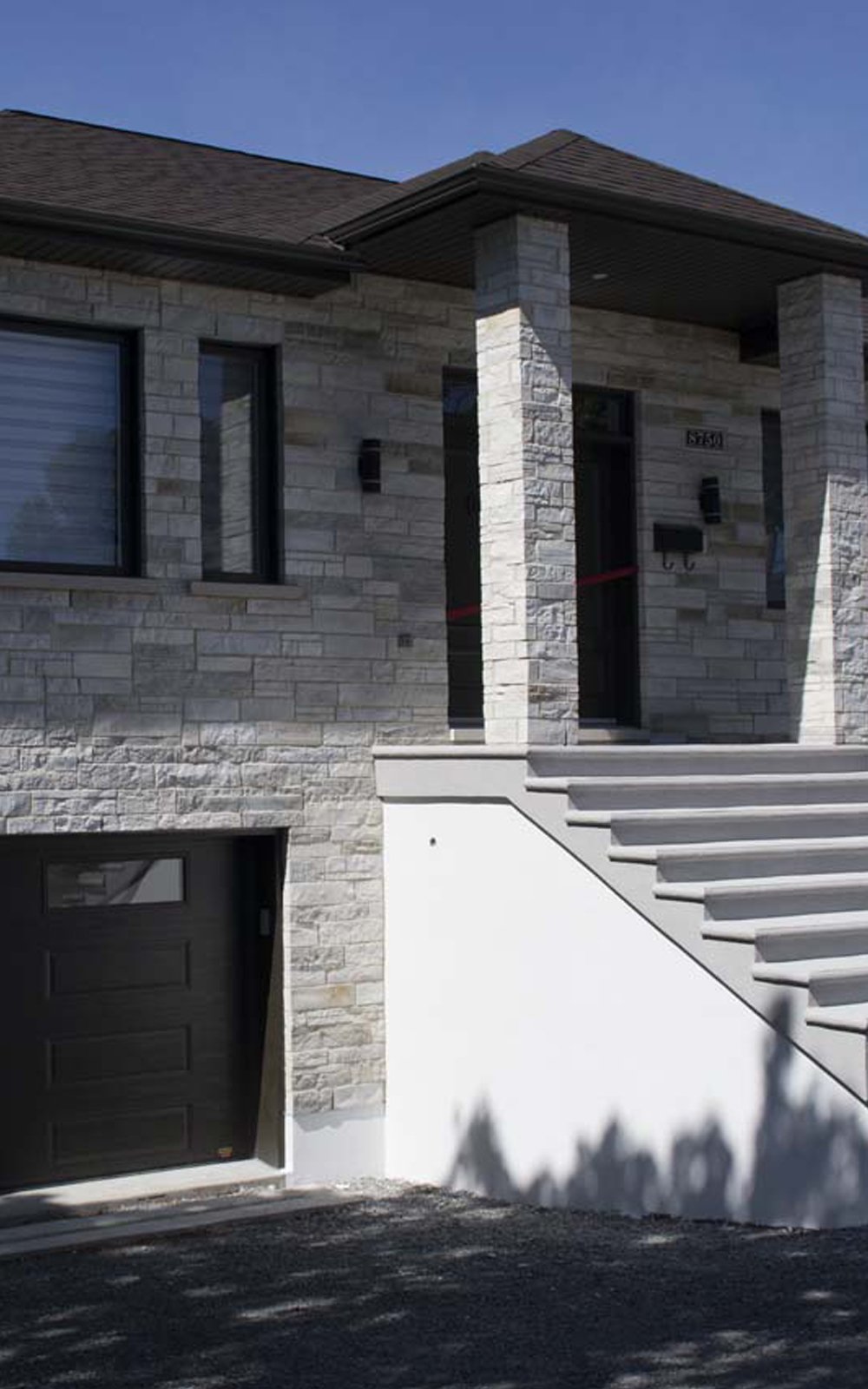 Finition en crépi acrylique durable sur un mur extérieur à Blainville.