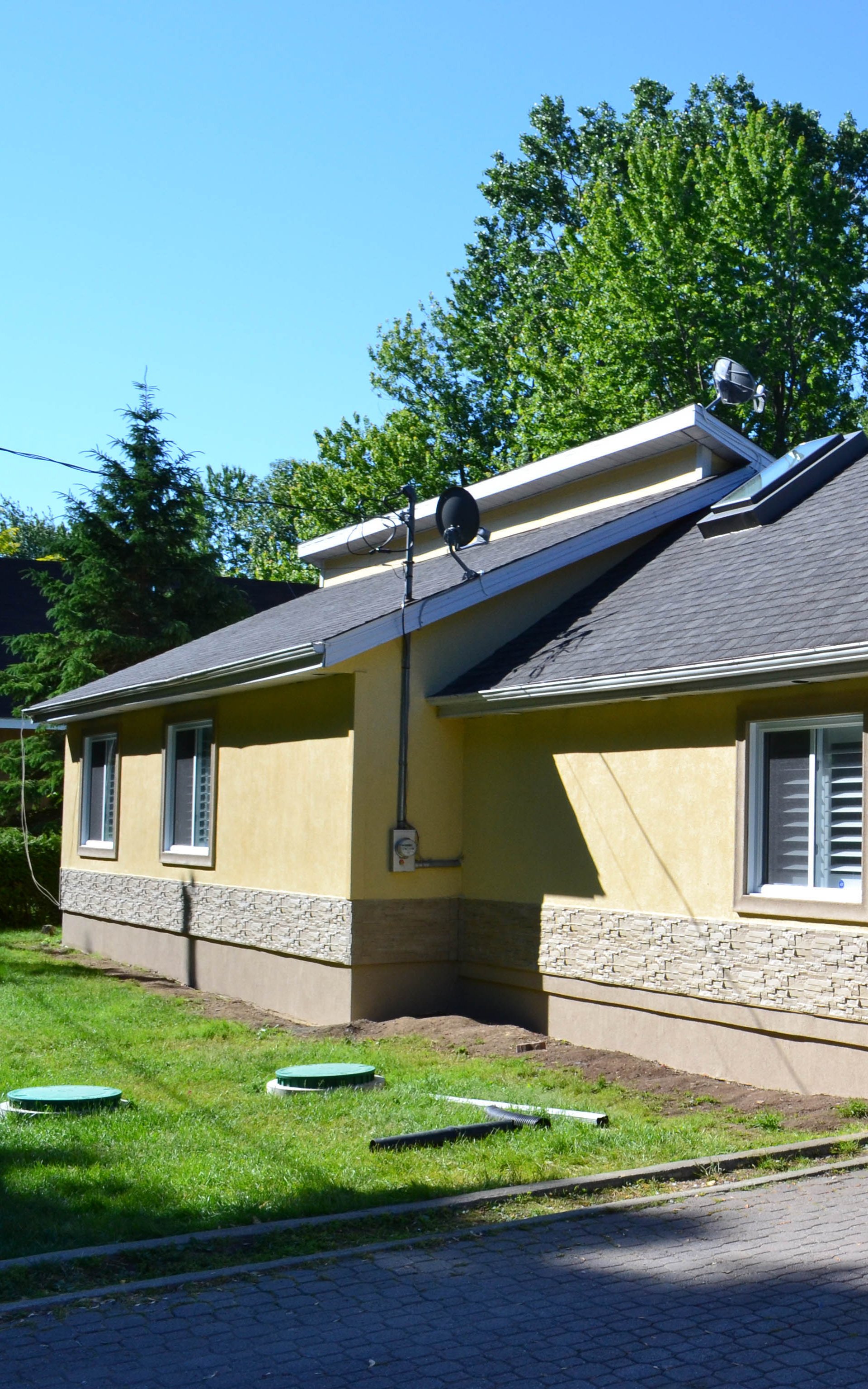 Maison moderne avec finition en crépi acrylique à Saint-Calixte.